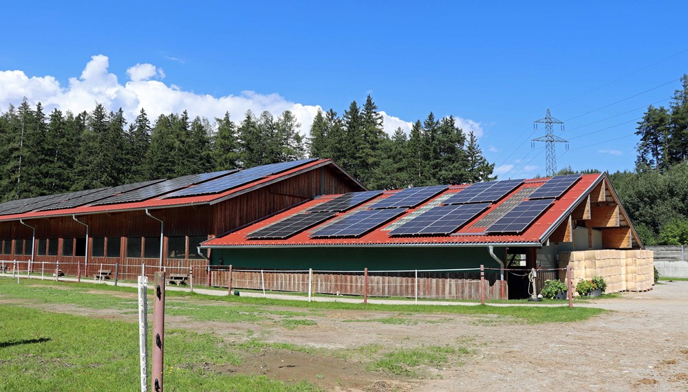 Das neue Sonnenkraftwerk Igls befindet sich am Dach des Reitsportzentrums Igls.