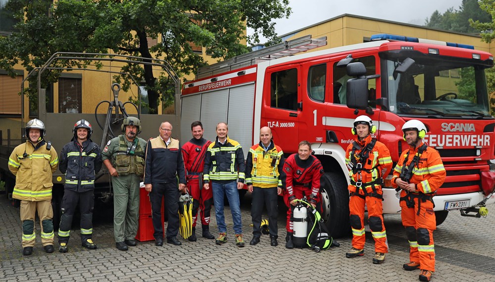 Geballte Einsatzkraft: Vizebürgermeister Johannes Anzengruber (5.v.r), Feuerwehr-Bezirkskommandant Gerhard Mayregger (4.v.l.) und Einsatzleiter Marcus Wimmer (Berufsfeuerwehr, 4.v.r.) mit Einsatzkräften der Feuerwehr und des Bundesheers bei der KAT-Übung in der Standschützenkaserne.