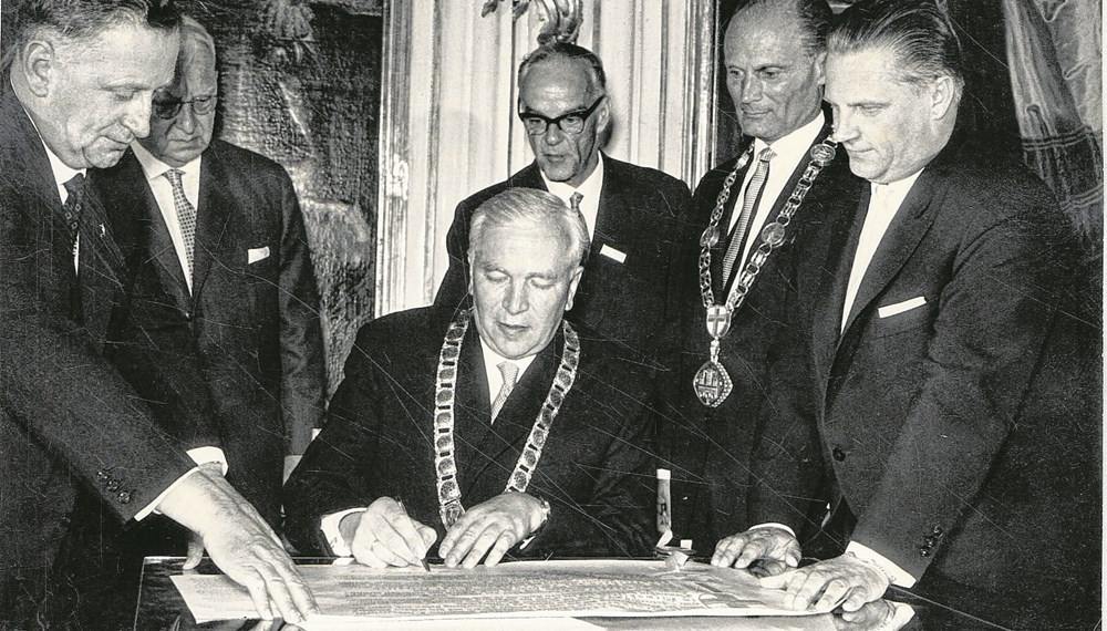 Alois Lugger unterzeichnet am 6. Juli 1963 die Partnerschaftsurkunde mit Freiburg
