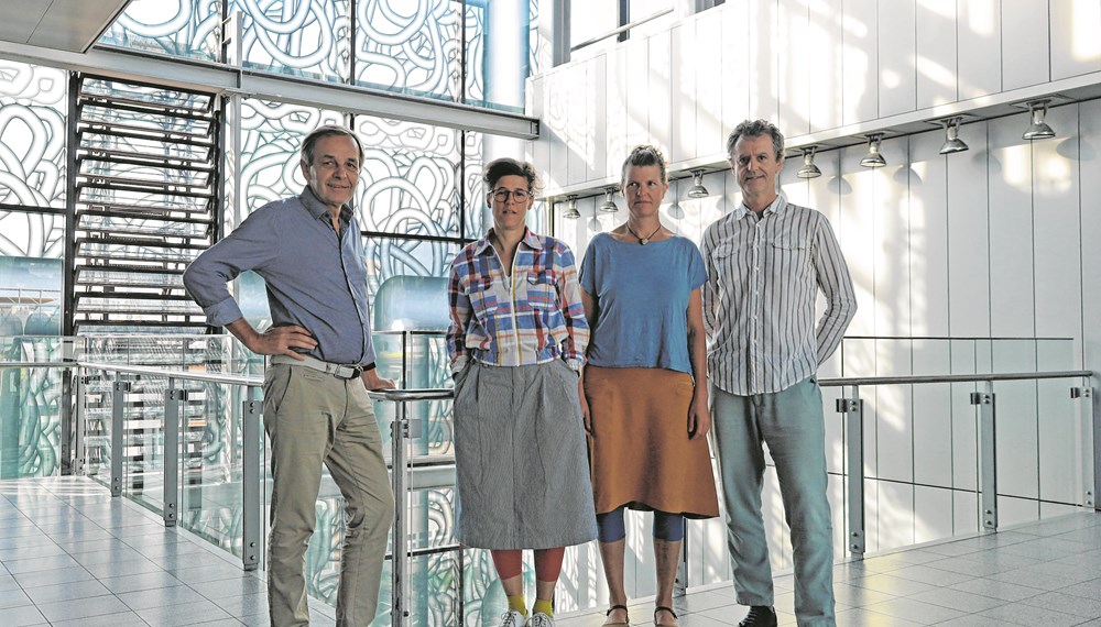 Innsbrucker Gestaltungsbeirat: Neuer Vorsitz
Seit dem Jahr 2013 beurteilt der Innsbrucker Gestaltungsbeirat (IGB) Projekte, Konzepte und Entwicklungen im Stadtgebiet hinsichtlich ihrer Qualität in den Bereichen Architektur, Stadtgestaltung, Städtebau und Stadtentwicklung. Ziel ist es, gemeinsam mit allen Beteiligten – in der Planung, beim Bau sowie mit den NutzerInnen oder BewohnerInnen – Baukultur in der Stadt Innsbruck weiter zu fördern. Nachdem Architekt Mag. arch. Andreas Cukrowicz auf eigenen Wunsch seine Funktion als Mitglied des IGB zurückgelegt hat, wurde Mitte September der Bregenzer Architekt DI Josef Fink als neues Mitglied bestellt. Zum neuen Vorsitzenden wurde der Wiener Architekt DI Bernd Vlay gewählt. (MD)