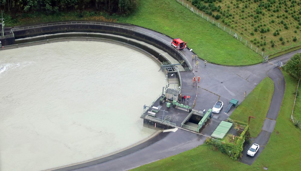 Im Bereich des IKB-Speichersees wurden im Rahmen der Simulation Personen als vermisst gemeldet – die Tauch- und Drohneneinheiten der Feuerwehr beginnen mit der Suche.