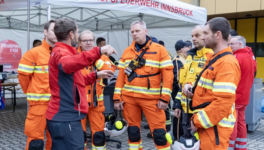 Seit den frühen Morgenstunden sind Innsbrucks Einsatzkräfte dabei, für den Ernstfall zu üben.