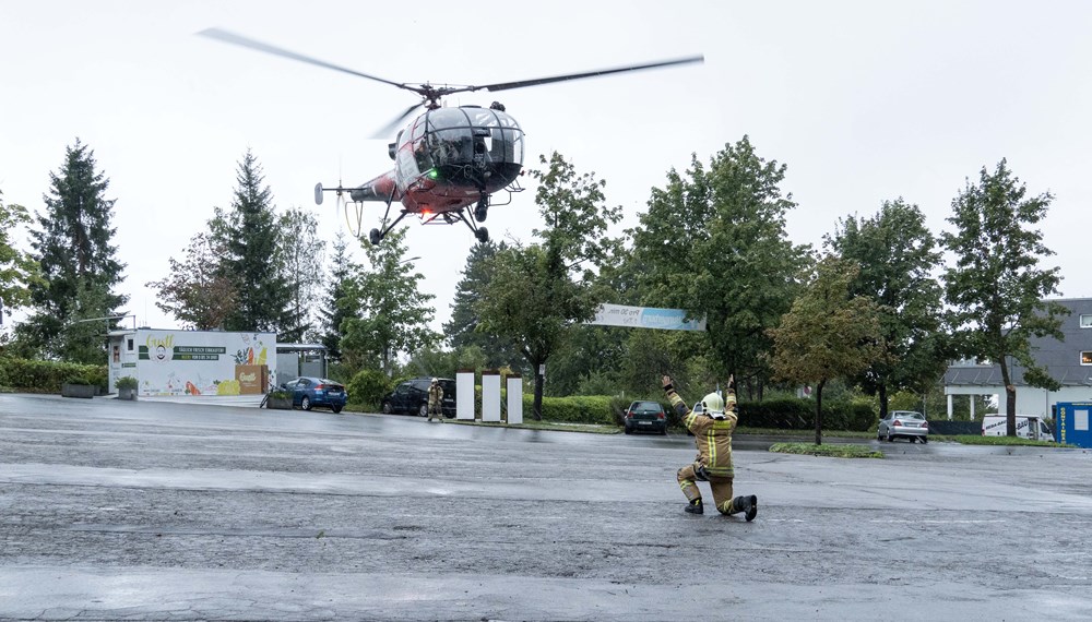 Die Einsatzkräfte treffen auf der Hungerburg per Hubschrauber ein.