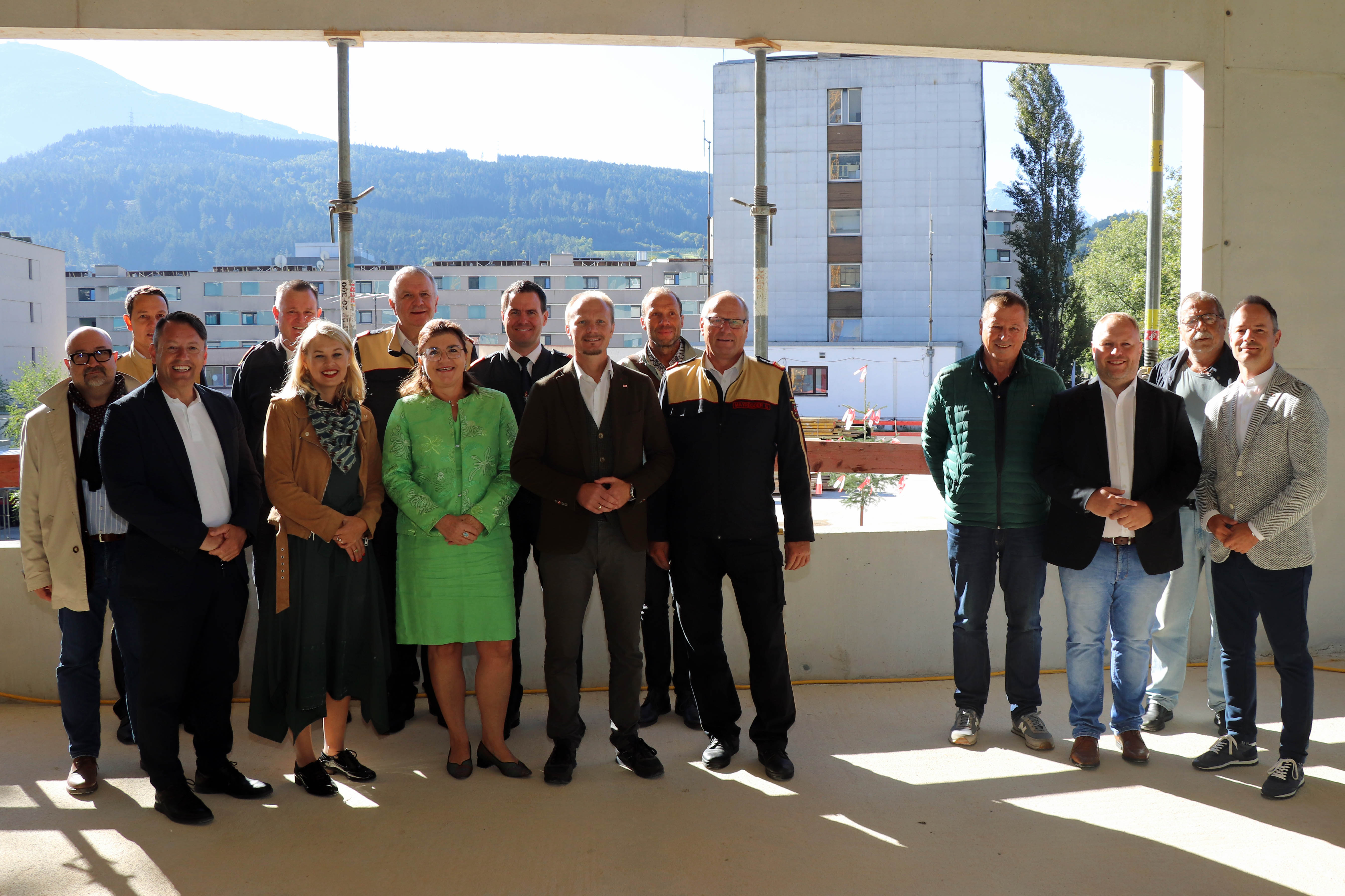 Vizebürgermeister Markus Lassenberger (r.), der ressortzuständige Vizebürgermeister Johannes Anzengruber (7.v.r.), Stadträtin Elisabeth Mayr (5.v.l.), die Gemeinderäte Helmut Buchacher (4.v.r.), Lucas Krackl (3.v.r.) und Gerhard Fritz (2.v.r) freuen sich gemeinsam mit IIG-Geschäftsführer Franz Danler (3.v.l.), Branddirektor Helmut Hager (8.v.l.), Branddirektor-Stellvertreter Johann Zimmermann (4.v.l.), Bezirks-Feuerwehrkommandant Gerhard Mayregger (5.v.r), Tirols Landesfeuerwehrinspektor Alfons Gruber (6.v.l.), dem designierten Landesfeuerwehrinspektor René Staudacher (2.v.l.), Rotes-Kreuz-Innsbruck-Geschäftsführerin Alexandra Tanda (6.v.l.) sowie Vertretern der Baufirma Bodner über den Baufortschritt an der Hauptfeuerwache.