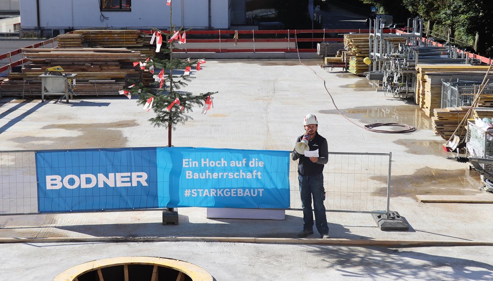 Auf dem Dach der neuen Fahrzeughalle wurde der Firstbaum aufgestellt.