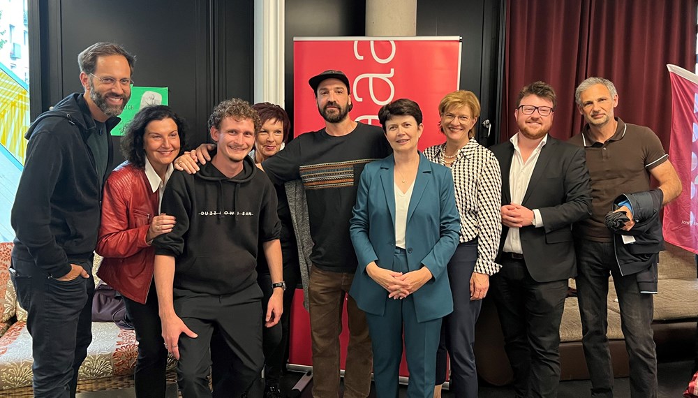 Ein Fest von der Jugend für die Jugend (v.l.): Lukas Trentini (POJAT), GRin Irene Heisz, Jakob Egger (Frauen und Generationen), Uschi Klee (Frauen und Generationen), Sebastian Gabl (Jugendzentrum-Leiter), Elisabeth Rathgeb (Caritas-Direktorin), StRin Christine Oppitz-Plörer (Jugendstadträtin), GR Benjamin Plach und Jürgen Gschnell (Caritas, stellv. Direktor & Fachbereichsleitung) am OJA Aktionstag 2023.