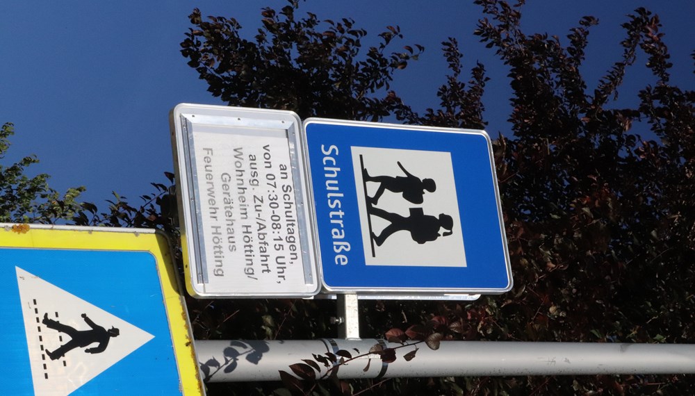 Ausgenommen vom Fahrverbot sind Zufahrten zum Gerätehaus der Freiwilligen Feuerwehr sowie zum Wohnheim Hötting.