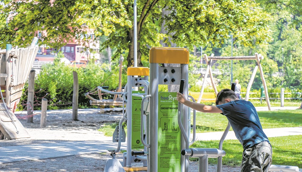 Zahlreiche Fitnessgeräte wie hier im Huttererpark laden Jung und Alt zum Auspowern im Freien ein.