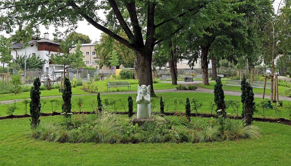 Grünanlagen und Parks bieten Entspannung und Erholung in der Stadt. Im Bild: Der Garten des Friedens am Pradler Ostfriedhof.