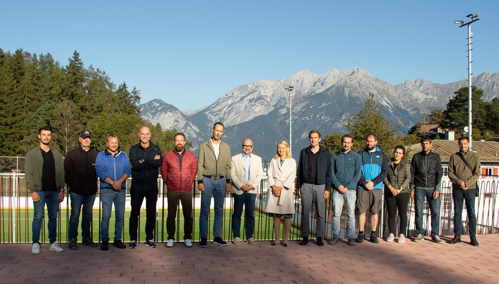 Innsbrucks Sportstadträtin Elisabeth Mayr (7.v.r.), Sportamtsleiter Romuald Niescher (4.v.l.) und IIG-Projektleiter Martin Unterholzner (7.v.l.) freuen sich gemeinsam mit MitarbeiterInnen des Sportamts, der IIG und des Architekturbüros über die neue Sportanlage auf der Zimmerwiese in Igls.