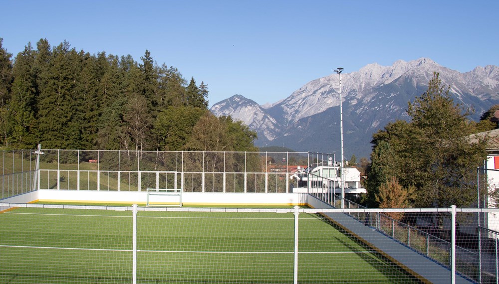 Im Sommer wird die Kunstrasenfläche zum Fußballspielen, im Winter zum Eislaufen sowie Eishockeyspielen genutzt.
