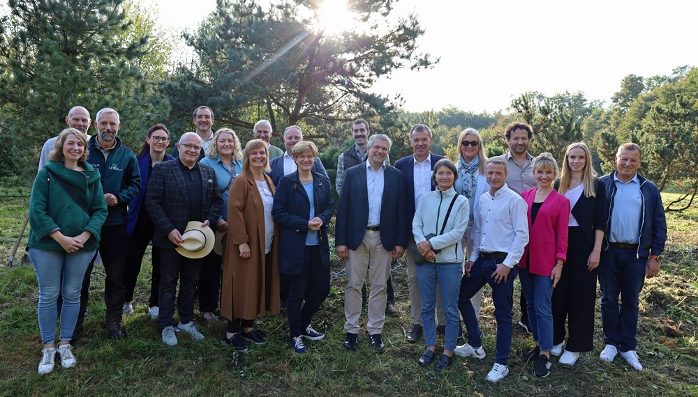 Die Delegation aus Innsbruck um Bürgermeister Georg Willi (8.v.r.), die für Städtepartnerschaften und Außenbeziehungen ressortzuständige Stadträtin Christine Oppitz-Plörer (11.v.r.), Stadträtin Uschi Schwarzl (7.v.r.) sowie Mitgliedern des Innsbrucker Gemeinderates und VertreterInnen der Verwaltung.