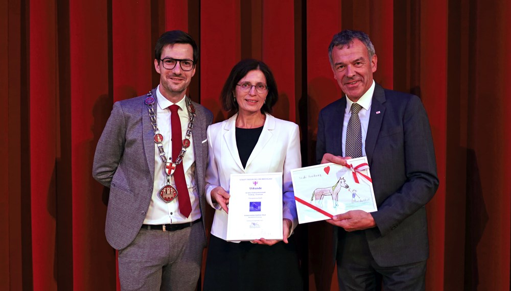 Oberbürgermeister Martin Horn übergab mit Bürgermeisterin Christine Buchheit die Patenschaftsurkunde für ein Kaltblut-Pferd an Innsbrucks Bürgermeister Georg Willi.