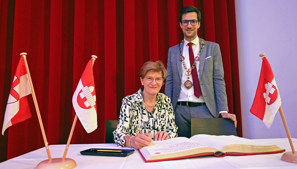 Stadträtin Christine Oppitz-Plörer unterschrieb im Goldenen Buch der Stadt Freiburg.