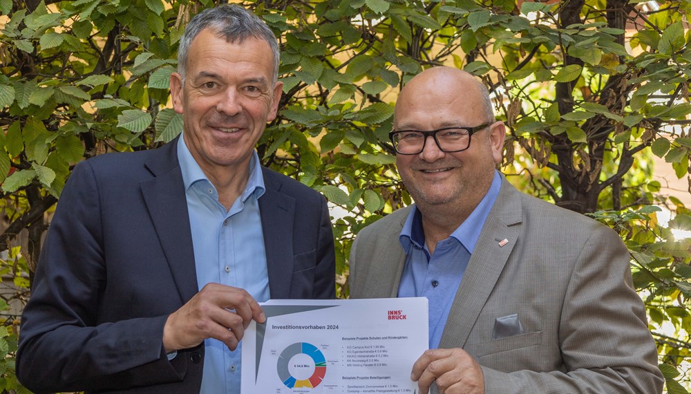 Bürgermeister Georg Willi (l.) und Finanzdirektor Martin Rupprechter (r.) weisen auf die städtischen Investitionen im Jahr 2024 hin.