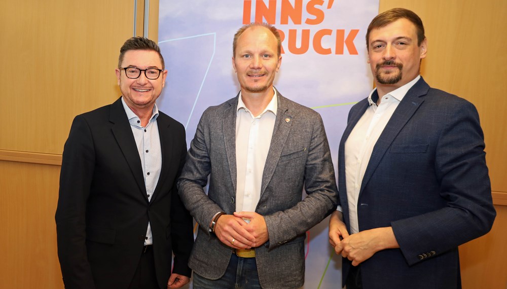 Vizebürgermeister Johannes Anzengruber und der Amtsleiter für Soziales, Markus Warger (l.), freuen sich auf die Zusammenarbeit mit dem neuen Pflegekoordinator Michael Urschitz (r.).