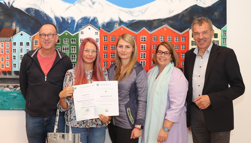 Bürgermeister Georg Willi (r.) gratuliert Isabella Horvat (2.v.l.) zum Ausgezeichneten Erfolg bei der Lehrabschlussprüfung. Als Lehrling im städtischen Amt für Grünanlagen konnte sie zahlreiche Erfahrungen im Rahmen ihrer dreijährigen Lehre zur Gärtnerin im Bereich Gartenbau sammeln. Dabei unterstützt wurde sie von ihrer Ausbilderin Ramona Prinoth (3.v.l.), Robert Mair (Lehrlingskoordinator Grünanlagen, l.) und der städtischen Lehrlingsbeauftragten Sabine Floßmann (2.v.r.).