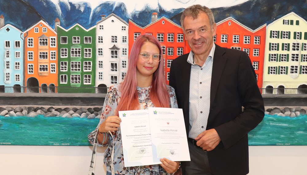 Bürgermeister Georg Willi (r.) gratuliert Isabella Horvat (2.v.l.) zum Ausgezeichneten Erfolg bei der Lehrabschlussprüfung. Als Lehrling im städtischen Amt für Grünanlagen konnte sie zahlreiche Erfahrungen im Rahmen ihrer dreijährigen Lehre zur Gärtnerin im Bereich Gartenbau sammeln. Dabei unterstützt wurde sie von ihrer Ausbilderin Ramona Prinoth (3.v.l.), Robert Mair (Lehrlingskoordinator Grünanlagen, l.) und der städtischen Lehrlingsbeauftragten Sabine Floßmann (2.v.r.).