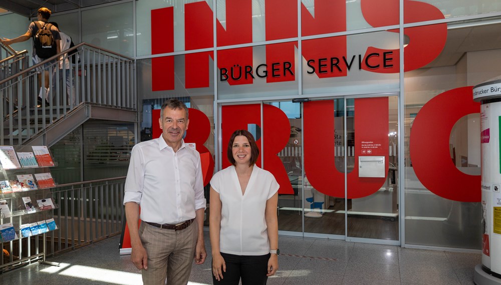 Bürgermeister Georg Willi und Teuerungsberatungs-Koordinatorin Sonja Lezuo laden zur Beratung ein.