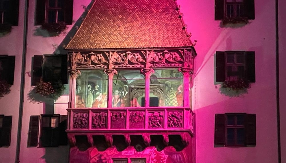 Das Innsbrucker Wahrzeichen leuchtet bis 11. Oktober in Pink, um auf das Thema Brustkrebs und Brustkrebsvorsorge aufmerksam zu machen.