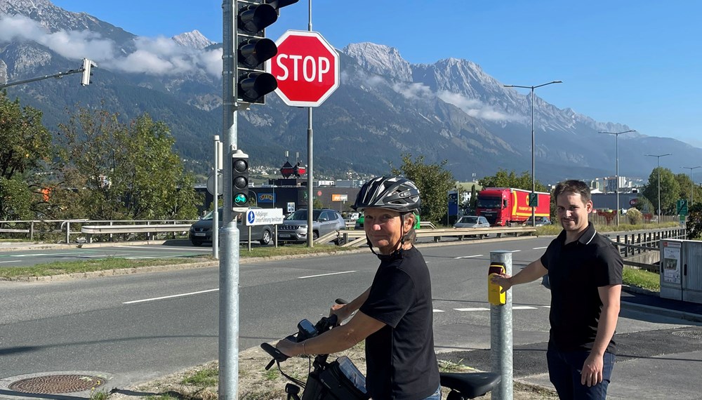 Stadträtin Uschi Schwarzl gemeinsam mit Johannes Wetzinger vom Referat für Verkehrslichtanlagen/Amt für Tiefbau bei der neuen Ampel für RadfahrerInnen.