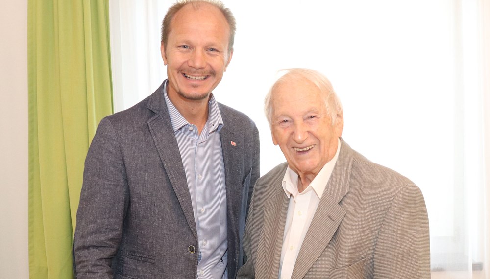 Vizebürgermeister Johannes Anzengruber gratuliert Ludwig Ascher zum 103. Geburtstag.