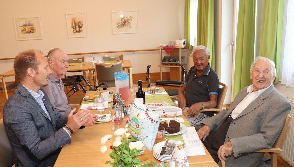 Ludwig Ascher (r.) freut sich über den Besuch von Vizebürgermeister Johannes Anzengruber im Wohnheim Reichenau.