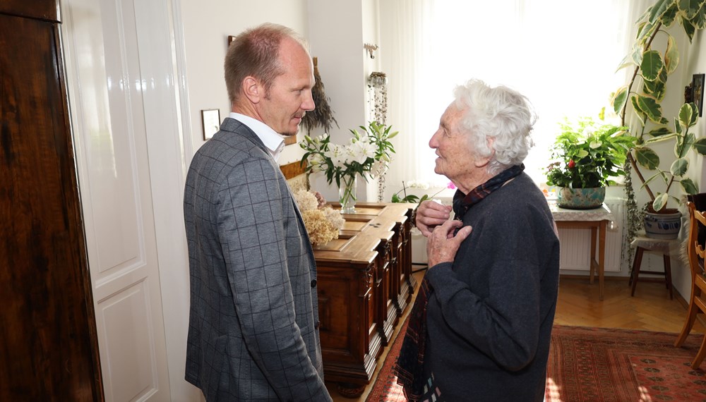 Ingeborg Tauscher erzählt Vizebürgermeister Johannes Anzengruber in ihrer Wohnung von ihrem Leben.