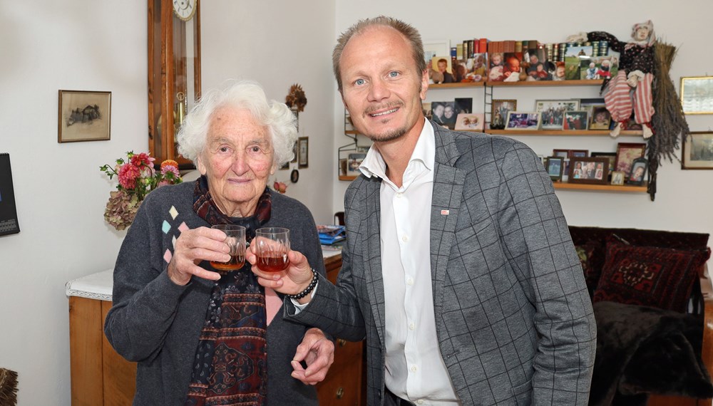Vizebürgermeister Johannes Anzengruber beim Anstoßen mit der hundertjährigen Ingeborg Tauscher.