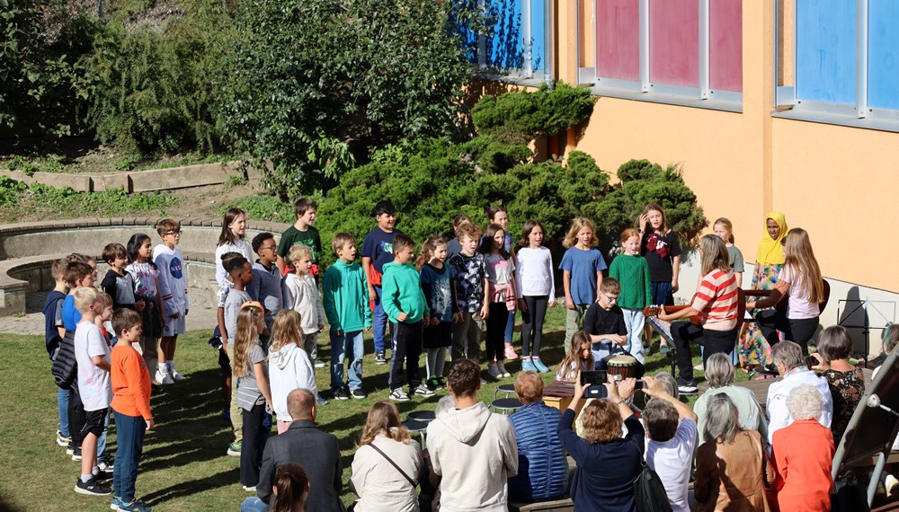 Anlässlich des Namenstages aller Herlinden am 12. Oktober wurde heuer zum 24. Mal in Innsbruck eine Linde gepflanzt. Diesmal konnten sich die Kinder der Volksschule Allerheiligen über den Baum (eine Winterlinde) freuen, der vom städtischen Amt für Grünanlagen gesetzt wurde. Die Kinder der vierten Klassen bedankten sich gebührend mit einem musikalischen Ständchen im Schulhof - auch im Beisein von Vizebürgermeister Johannes Anzengruber, Direktor Martin Müller und Stefan Engele (Amt für Grünanlagen).