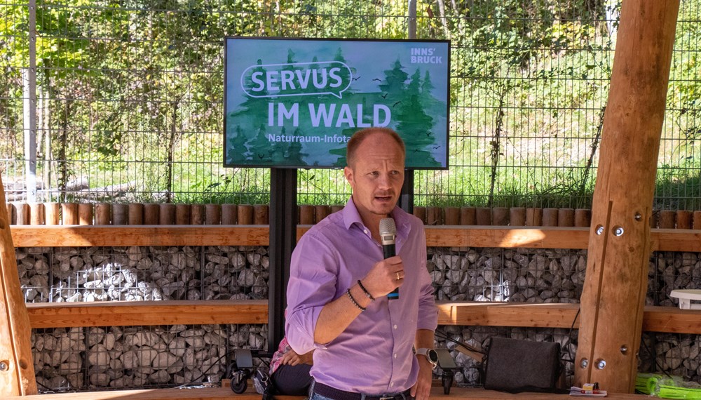 Unter dem Motto „Servus im Wald“ begrüßte Vizebürgermeister Johannes Anzengruber die BesucherInnen zum zweiten Naturraum-Infotag in der städtischen Waldschule.
