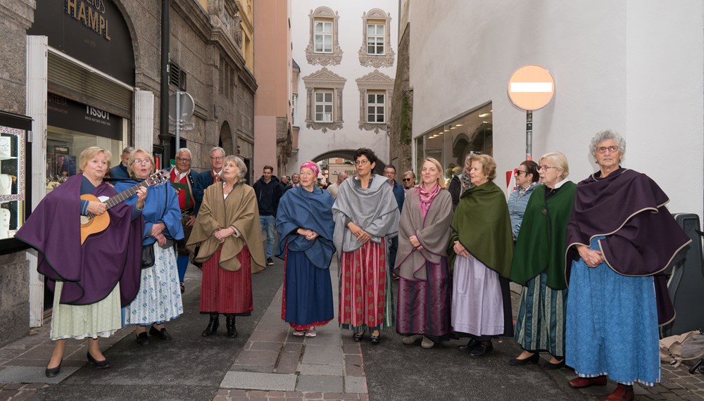 Singen is ins're Freid: Am 26. Oktober erklingen in der Innsbrucker Altstadt und Innenstadt wieder hunderte Stimmen.