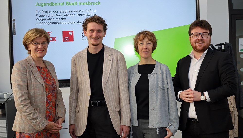 Stadträtin Christine Oppitz-Plörer, Jakob Egger (Referat „Frauen und Generationen“), Martina Streiter (POJAT) und Gemeinderat Benjamin Plach präsentierten bei einem Pressegespräch Aufgaben und Ziele des Innsbrucker Jugendbeirats.