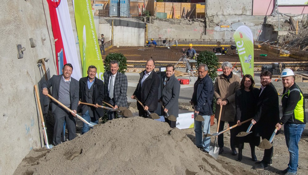 Freuen sich über den Baustart in der Karmelitergasse 9 (v. l. n. r.): IIG-Geschäftsführer Franz Danler, Geschäftsführer Günther Jedliczka (OeAD student housing), Bürgermeister Georg Willi, Franz Pegger (Aufsichtsratsvorsitzender IIG), Geschäftsführer Jakob Calice (OeAD), Gemeinderat Gerhard Fritz, Architekt Gerhard Manzl und Architektin Betina Hanel, Gemeinderat Benjamin Plach und ein Mitarbeiter der Baufirma Bodner.