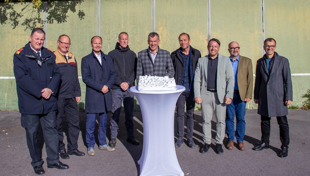 Bürgermeister Georg Willi (m.), Vizebürgermeister Johannes Anzengruber (3.v.l.), IIG-Geschäftsführer Franz Danler (3.v.r.), Branddirektor-Stellvertreter Johann Zimmermann (l.), Bezirks-Feuerwehrkommandant Gerhard Mayregger (2.v.l.), Kommandant Christof Schlenz von der FF Hungerburg (4.v.l.), Architekt Sebastian Neuschmid (4.v.r.), IIG-Projektleiter Martin Unterholzner (2.v.r.) und der Obmann des Tennisclubs Hungerburg, Reinhold Sigl (r.), freuen sich über den Neubau der Feuerwache.