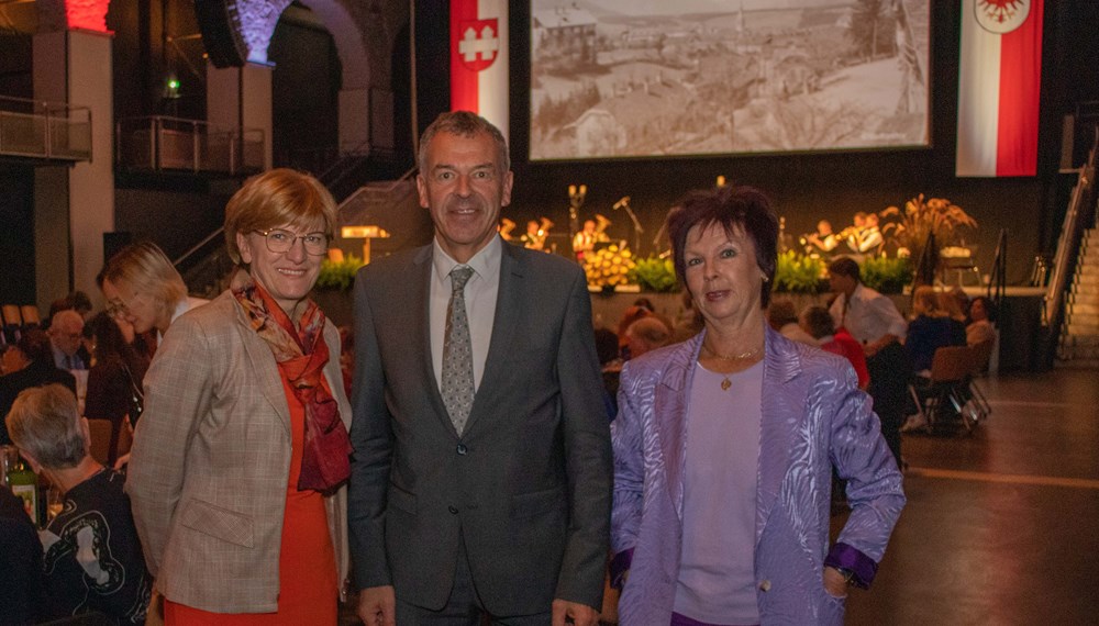 Im Innsbrucker Congress fand wieder die traditionelle Dankesfeier für die 70-jährigen Bürgerinnen und Bürger statt. Bürgermeister Georg Willi, Stadträtin Christine Oppitz-Plörer und Uschi Klee (Referat Frauen und Generationen, r.) gratulierten den JubilarInnen.