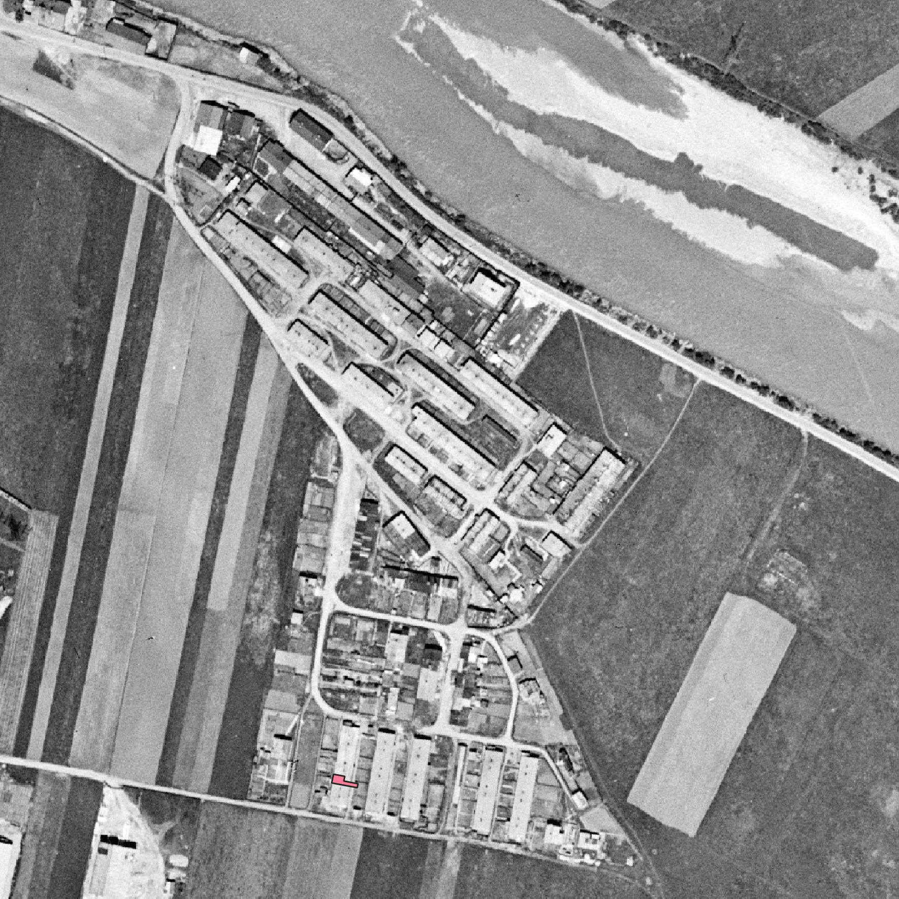 Luftbild des ehemaligen Lagerkomplexes Reichenau als Notwohnsiedlung aus dem Jahr 1953 mit der Grabungsfläche (rosa) im Süden.