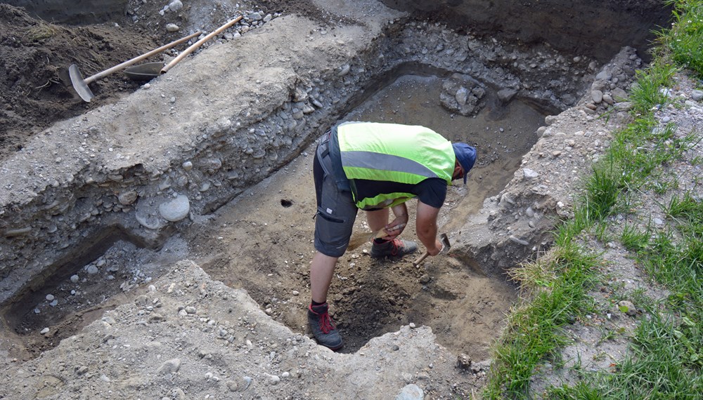 Im Mai dieses Jahres legten ArchäologInnen der Universität Innsbruck bei Grabungen archäologische Strukturen auf dem Areal des NS-Lagers in der Reichenau frei.