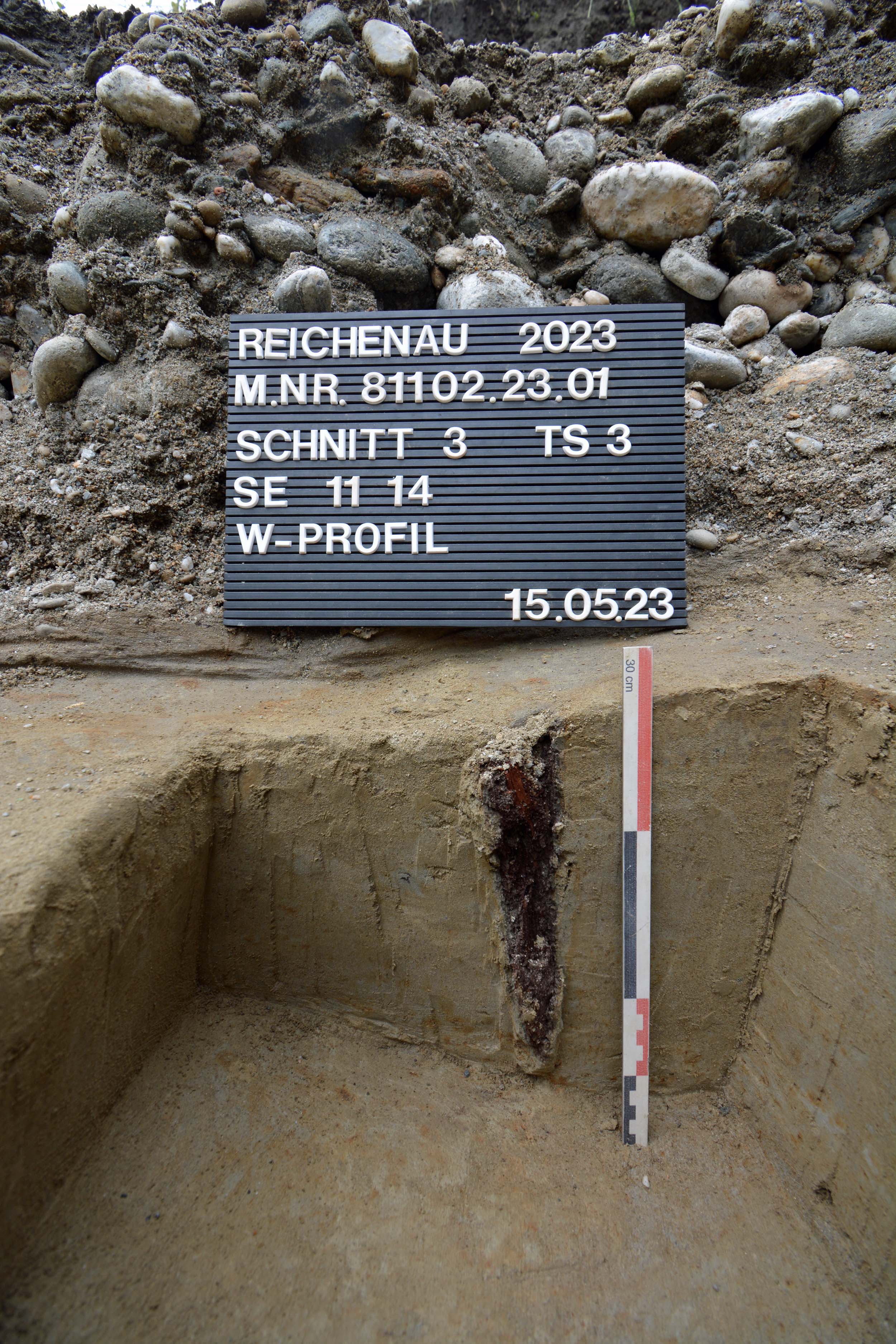 Unterschiedliche Ansichten freigelegter Reste des Pfahlrostfundaments der ehemaligen Unterkunftsbaracke.