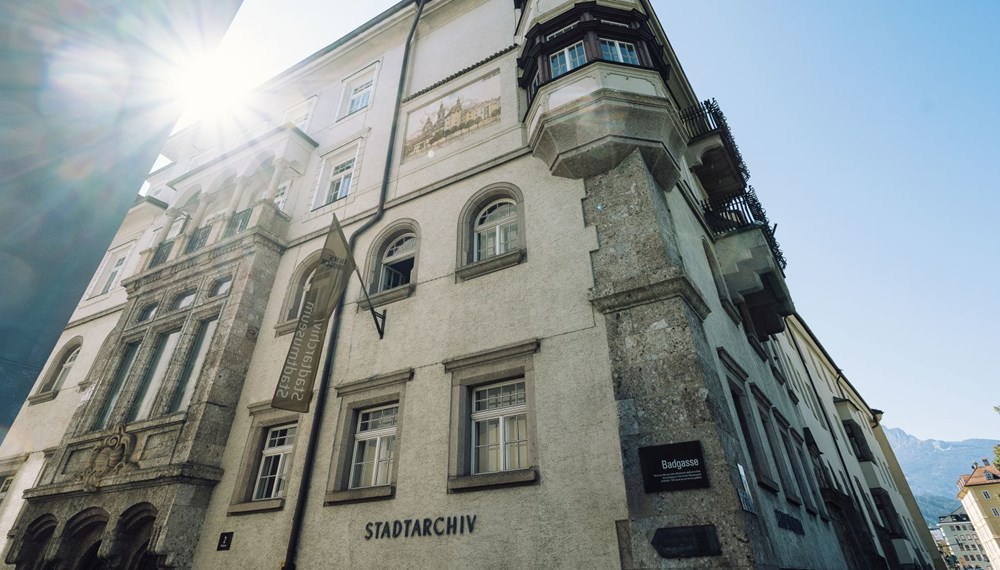 Das Goldene Dachl und das Stadtarchiv/Stadtmuseum (Badgasse 2) öffnen am Nationalfeiertag, 26. Oktober, ihre Pforten.