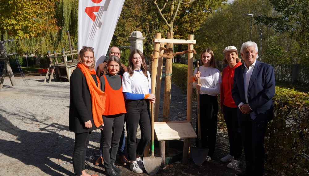 Am 21. Oktober wurde zum bundesweiten "Renew4Grow"-Aktionstag aufgerufen: Als Zeichen gegen Gewalt an Frauen wurden in mehreren Gemeinden Bäume gepflanzt. Der Baum symbolisiert dabei das Aufbäumen von Mädchen und Frauen gegen Gewalt und leistet zudem einen kleinen Beitrag zum Klimaschutz. In Innsbrucker Waltherpark wurde eine dornenlose Gleditschie, ein 5 bis 6 Meter hoher, Sonne liebender Baum, gesetzt. Von links: Hannah Ringhofer (Frauenhaus Tirol), Stadträtin Uschi Schwarzl, Robert Mair (Amt für Grünanlagen), Schülerinnen der BFW Wörgl, die Tiroler Beachvolleyballerin Sara Montagnolli und ASVÖ Tirol Präsident Hubert Piegger.