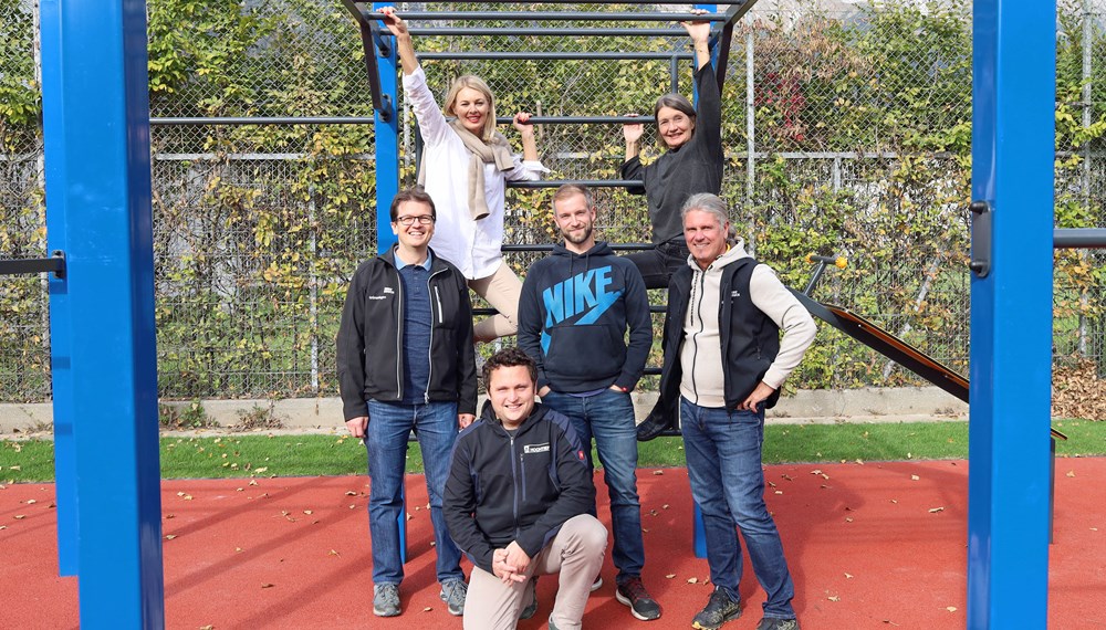 Stadträtin Elisabeth Mayr (2.v.l.), Stadträtin Uschi Schwarzl (2.v.r.), Referent Markus Pinter (l.), Referent Stefan Engele (r.), Landschaftsplaner Ricardo Leuschel (3.v.l.) sowie Bauleiter Michael Jank von Hochtief (3.v.r.) freuen sich über die neue Anlage.