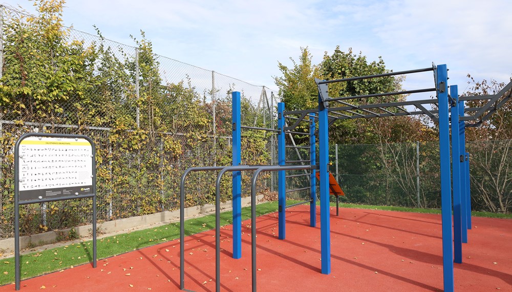 Anleitungen zu verschiedenen Calisthenics-Übungen für die jeweiligen Geräte finden sich auf einer Tafel an der Anlage.