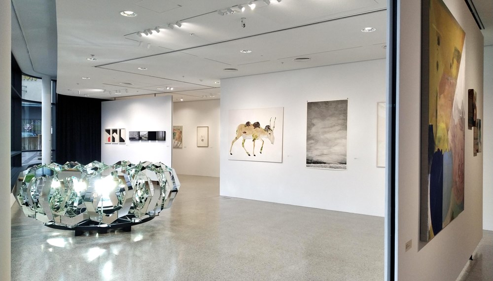 Jedes Jahr werden die Kunstankäufe der Stadt Innsbruck in der Plattform 6020 in einer Ausstellung präsentiert (im Bild die Ankäufe des Jahres 2022).