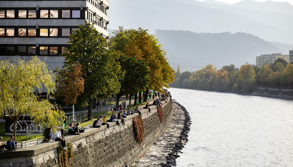 Die Grünbereich der Franz-Gschnitzer-Promenade bei der Universität soll neugestaltet werden. Zusätzliche Sitzmöglichkeiten neben der Mauer sowie auf der Grünfläche sind geplant.
