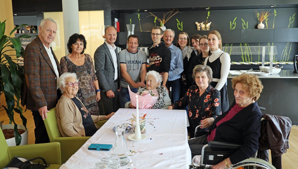 Rosa Geisenhof (6.v.l.) feierte ihren 100. Geburtstag gemeinsam mit Vizebürgermeister Johannes Anzengruber (4.v.l.) und zahlreichen FreundInnen und Verwandten im Café des Wohnheims Tivoli.