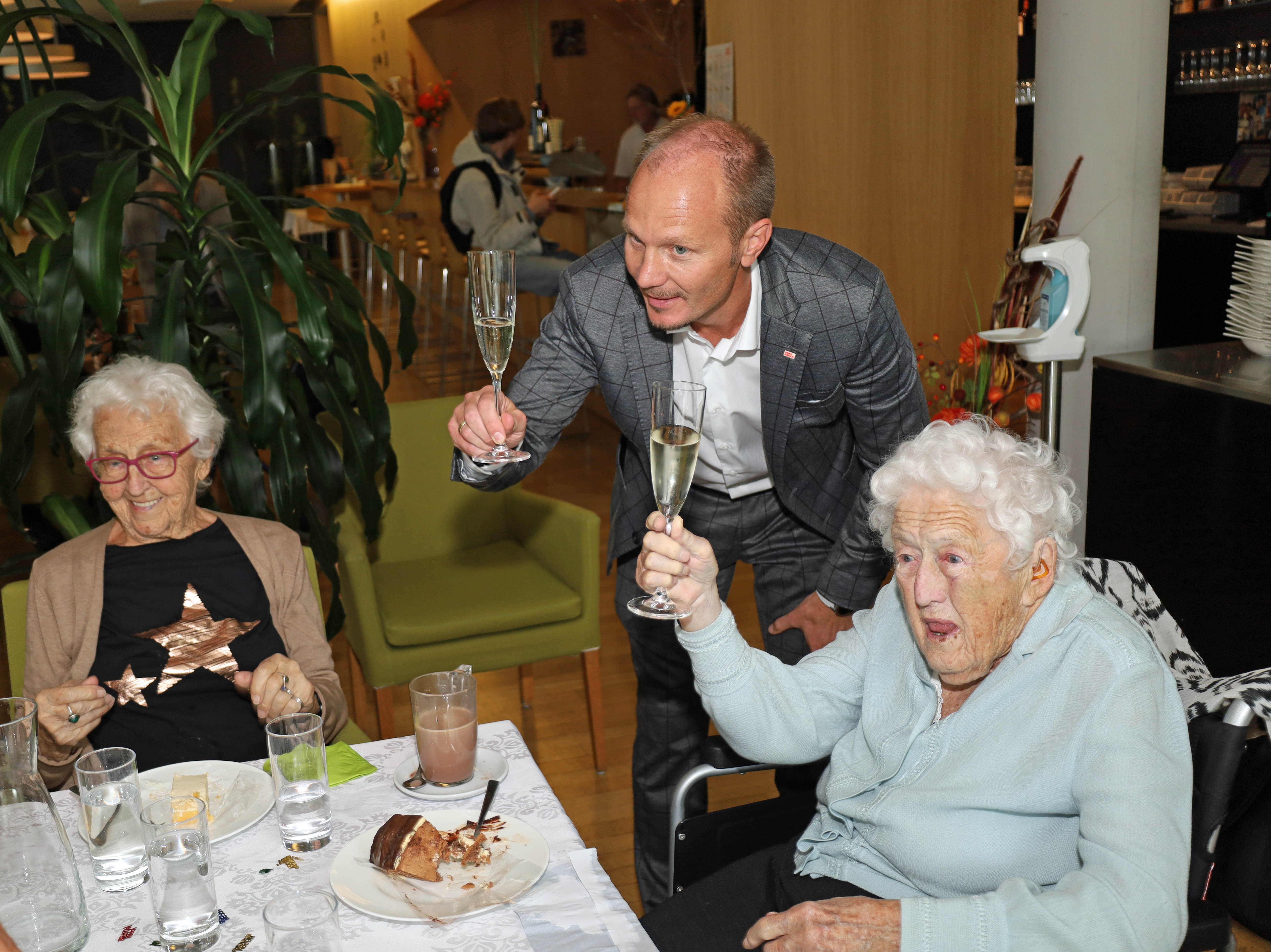 Vizebürgermeister Johannes Anzengruber und Rosa Geisenhof (r.) stoßen auf den runden Geburtstag an.