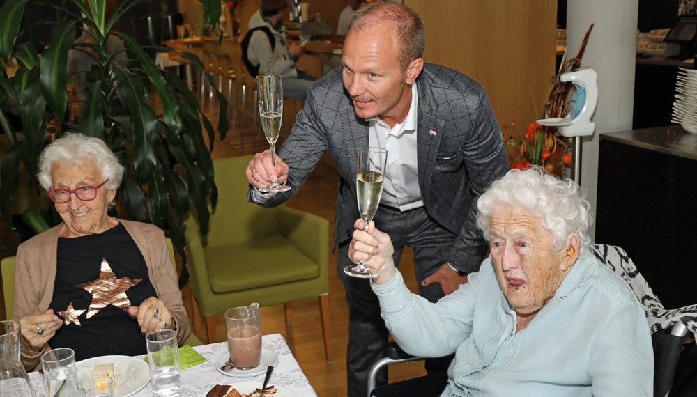 Vizebürgermeister Johannes Anzengruber und Rosa Geisenhof (r.) stoßen auf den runden Geburtstag an.