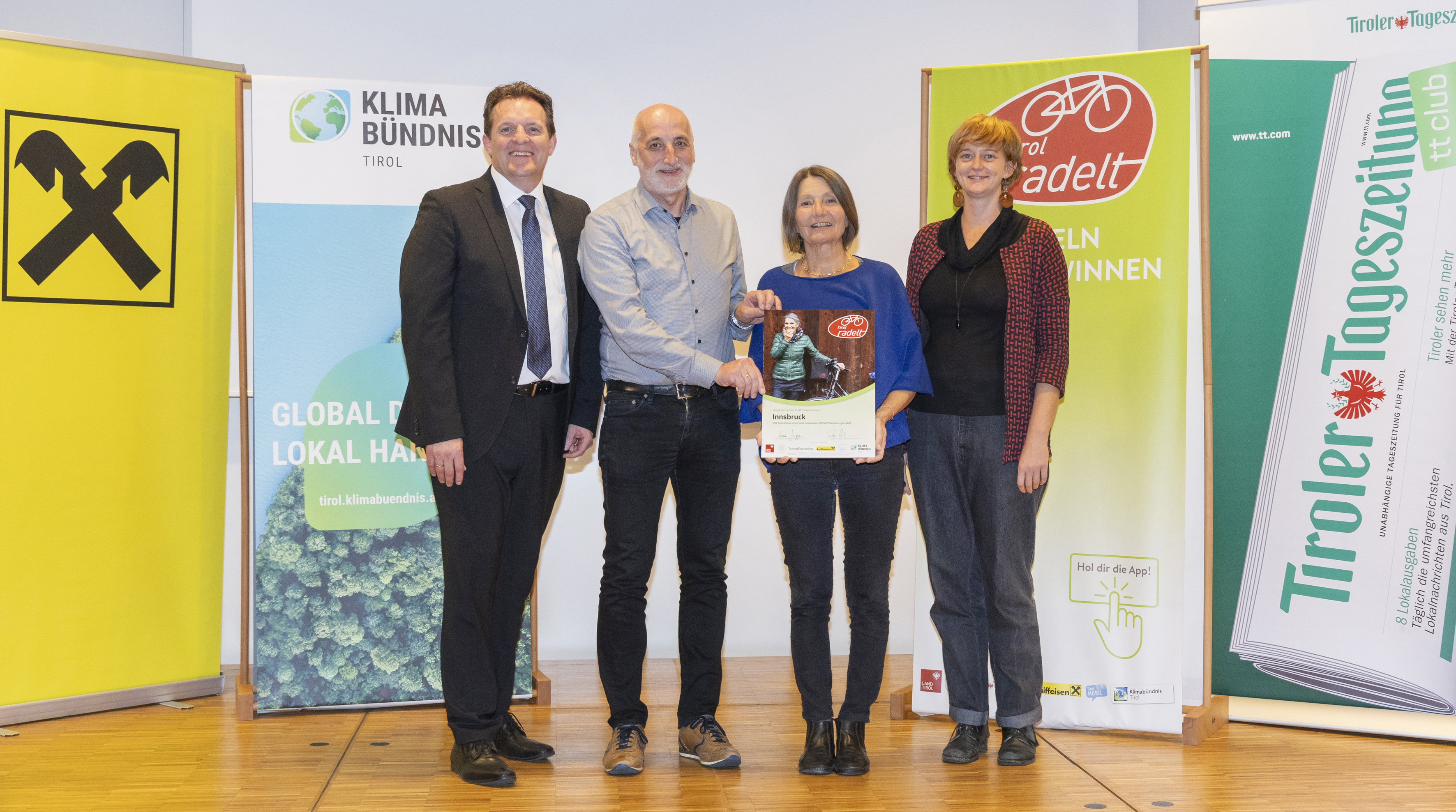 Landesrat René Zumtobel (l.) und Maria Legner (r., Stv. Geschäftsführung Klimabündnis Tirol) überreichten Stadträtin Uschi Schwarzl und Christian Schoder die Siegerurkunde in der Kategorie „Gemeinden mit mehr als 15.000 EinwohnerInnen“.