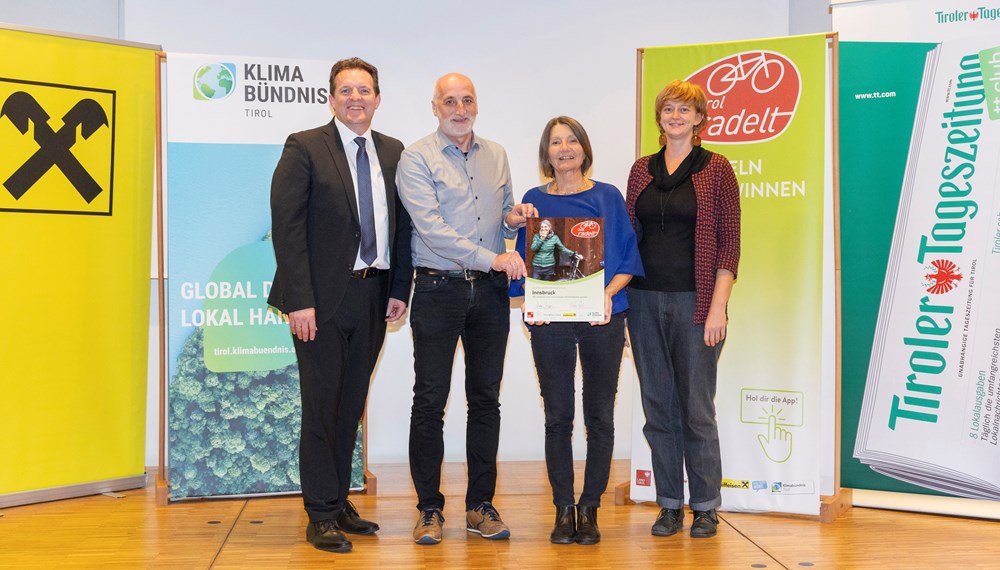 Landesrat René Zumtobel (l.) und Maria Legner (r., Stv. Geschäftsführung Klimabündnis Tirol) überreichten Stadträtin Uschi Schwarzl und Christian Schoder die Siegerurkunde in der Kategorie „Gemeinden mit mehr als 15.000 EinwohnerInnen“.